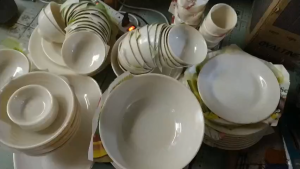Dĩa nhựa melamine vân đá kem / vân đá đen hình tam giác DTG 17- 19.0 x 19.0 x 1.9 cm