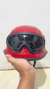 STOCK TERBATAS! Helm Nazi Helm Club Kulit Sintetis Corak Buaya Warna Merah + Kacamata Goggles Ski