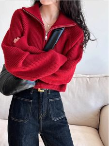 เสื้อสเวตเตอร์ถักสีแดงคอปกสั้นทรงหลวมเอวสูง ดีไซน์ Mmao สำหรับผู้หญิง ฤดูใบไม้ร่วง 2024 เสื้อสเวตเตอร์ถักคอปกสั้น