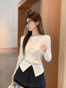 เสื้อยืดแขนยาวทรงสลิมฟิตสำหรับผู้หญิง ฤดูใบไม้ร่วง ดีไซน์เล็ก ชั้นใน ตัวคุณภาพสูง เสื้อเชิ้ตแฟชั่นสไตล์เกาหลี