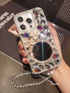 เคสโทรศัพท์มือถือแบบสะท้อนแสงเพชรหรูหราพร้อมสายรัดข้อมือคริสตัลสำหรับ Apple 14promax 15promax 13 พร้อมกระจกกลม