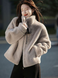 แจ็คเก็ตขนนกแก้วสั้นทรงเข้ารูปสำหรับผู้หญิงในฤดูหนาว เสื้อคลุมหนังผสมขนสัตว์แบบใหม่ ปกตัว สีกลางๆ ความยาวปกติ