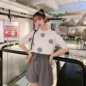 Áo Mongtoghi Cổ Tròn Tay Ngắn Hoạ Tiết Chấm Bi Bự Cho Nữ