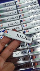 Papan Nama Silver & Pin Nama Personalisasi: Panduan Lengkap\\n\\n Papan Nama Silver & Papan Nama Dada\\n\\n Apa itu Papan Nama Silver?\\nPapan nama silver merupakan papan nama yang terbuat dari logam silver atau platina. Biasanya digunakan sebagai identifikasi atau tanda pengenal di berbagai acara, termasuk konferensi, pameran, dan acara khusus lainnya. Papan nama silver memiliki desain yang elegan dan tahan lama, menjadikannya pilihan populer bagi banyak orang.\\n\\n Bagaimana Membuat Papan Nama Dada yang Menarik?\\nPapan nama dada adalah papan nama yang dipasang di bagian depan baju atau kemeja. Untuk membuat papan nama dada yang menarik, pertimbangkan hal-hal berikut:\\n\\n* Gunakan warna yang kontras dengan pakaian yang digunakan, sehingga papan nama dada dapat terlihat jelas dan mudah dibaca.\\n* Pilih font yang mudah dibaca dan tidak terlalu rumit.\\n* Tambahkan logo atau gambar yang relevan dengan acara atau organisasi Anda.\\n* Gunakan material yang tahan lama dan tidak mudah rusak.\\n\\n Nama Tag Resin & Papan Nama Stainless\\n\\n Apa Keunggulan Nama Tag Resin?\\nNama tag resin adalah papan nama yang terbuat dari bahan resin. Keunggulan dari nama tag resin adalah:\\n\\n* Tahan air dan tahan gores.\\n* Mudah dibentuk dan dicetak.\\n* Cocok untuk berbagai jenis acara dan kebutuhan.\\n* Tahan lama dan tidak mudah rusak.\\n\\n Bagaimana Memilih Papan Nama Stainless yang Tepat?\\nPapan nama stainless adalah papan nama yang terbuat dari logam stainless steel. Untuk memilih papan nama stainless yang tepat, pertimbangkan hal-hal berikut:\\n\\n* Ukuran: Pastikan ukuran papan nama sesuai dengan kebutuhan Anda.\\n* Desain: Pilih desain yang sesuai dengan acara atau organisasi Anda.\\n* Material: Pilih material yang tahan lama dan tidak mudah rusak.\\n* Harga: Bandingkan harga antar produsen untuk mendapatkan penawaran terbaik.\\n\\n Pin Nama Personalisasi & Papan Nama Silver\\n\\n Bagaimana Membuat Pin Nama Personalisasi yang Unik?\\nPin nama personalisasi adalah pin yang dapat disesuaikan dengan nama atau informasi lainnya. Untuk membuat pin nama personalisasi yang unik, pertimbangkan hal-hal berikut:\\n\\n* Gunakan warna yang kontras dengan pakaian yang digunakan, sehingga pin nama dapat terlihat jelas dan mudah dibaca.\\n* Pilih desain yang menarik dan tidak biasa.\\n* Tambahkan logo atau gambar yang relevan dengan acara atau organisasi Anda.\\n* Gunakan material yang tahan lama dan tidak mudah rusak.\\n\\n Bagaimana Mengoptimalkan Papan Nama Silver untuk Acara Anda?\\nPapan nama silver dapat dioptimalkan untuk acara Anda dengan cara berikut:\\n\\n* Pilih ukuran yang sesuai dengan acara Anda.\\n* Gunakan desain yang menarik dan sesuai dengan tema acara Anda.\\n* Tambahkan logo atau gambar yang relevan dengan acara atau organisasi Anda.\\n* Gunakan material yang tahan lama dan tidak mudah rusak.\\n* Pastikan papan nama silver mudah dibaca dan dilihat oleh peserta acara.\\n\\nPapan nama silver, nama tag resin, dan papan nama stainless adalah beberapa pilihan yang dapat Anda pertimbangkan untuk kebutuhan identifikasi atau tanda pengenal di berbagai acara. Dengan mempertimbangkan faktor-faktor di atas, Anda dapat memilih papan nama yang tepat dan mengoptimalkannya untuk acara Anda.\n}