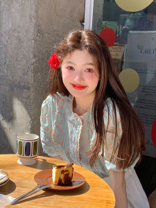 เสื้อเชิ้ตแขนพองลายดอกไม้สไตล์ฝรั่งเศสสำหรับผู้หญิงในช่วงฤดูร้อน เสื้อเชิ้ตทรงเข้ารูปสั้นหวานสดชื่น คอตั้ง แขนสั้น