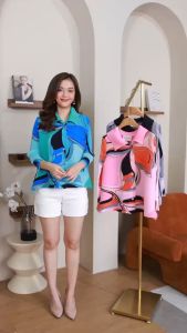 Cutie Minute อก ฟรีไซส์  44" เสื้ออัดพลีทเกรดพรีเมี่ยมลายที่ใช้จะเป็นลายกราฟฟิคเล่นสีแบบนี้เลยค่ะ จะใส่เป็นเสื้อคลุมหรือใส่เป็นเสื้อก็สวยค่ะ