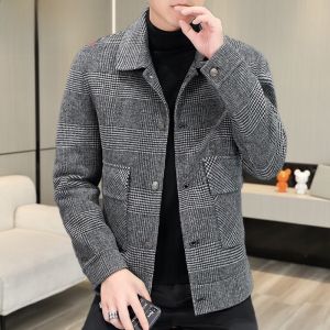 HENGYUANXIANG | เสื้อโค้ทขนสัตว์สองด้านสำหรับผู้ชาย ฤดูใบไม้ร่วง/ฤดูหนาว 2025 ใหม่ เทรนด์สูง ผ้าขนสัตว์สีสันสดใส ทรงสั้น ลายสก็อต ปกโปโล กระดุมเดียว