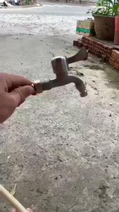 vòi Xả Nước Inox 304 Loại Tốt và Vòi Xả Nước Nhựa Màu Trắng màu trong suốt.