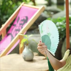 พัด ผ้าปองจีเขียวลวดลายดอกบัว พัดจีน ไม้ไผ่ขนาด8นิ้ว พัดจีนโบราณเคลือบเงาเปียโนประกายมุกจางๆ พัดญี่ปุ่น