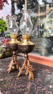 Đèn dầu bằng đồng chân đế đúc hoa văn lá cao 28cm cả bóng đk bầu 8cm nặng khoảng 0.3kg (Giá 1 cái)