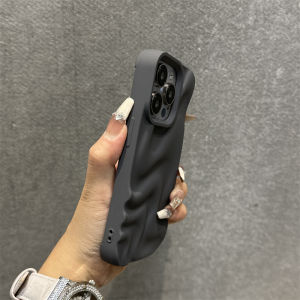 Silicone Skin Feel Wave Pattern Large Hole Anti-Fall Protective Case for  15promax 14pro 13 12 Models Simple Design Couple Style