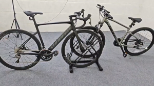 Th-2 ใน 1 พื้นเสาเข็มจักรยานแร็คจอแสดงผลแร็คที่จอดรถเสาคู่จักรยานเสือภูเขาปลั๊กอิน