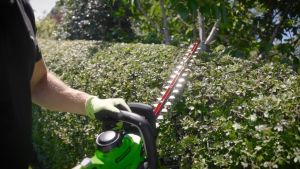 NEW✨ Greenworks เครื่องเล็มพุ่มไม้ 40 V พร้อมแบตเตอรีและแท่นชาร์จ (2200907TH / 2200907TH-1)