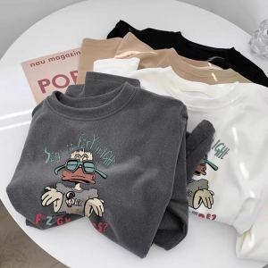 เสื้อยืดคอกลมแขนยาวพิมพ์ลายการ์ตูนขนแกะหนาสำหรับผู้หญิงในฤดูใบไม้ร่วงและฤดูหนาว เสื้อเชิ้ตทรงหลวมสบายๆ สไตล์เกาหลี