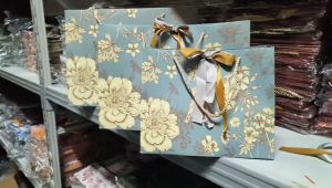 ถุงกระดาษ ถุงของขวัญ ถุงพิมพ์ลายดอกไม้ ขาวสีฟ้า พร้อมริบบิ้นผูก ไซร์ใหญ่