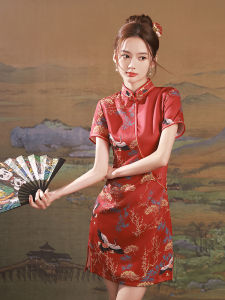 ชุดกี่เพ้าสีแดงสำหรับผู้หญิง ฤดูร้อนปี 2025 ชุดเดรสสั้นสไตล์ย้อนยุคแบบปรับปรุงใหม่สำหรับผู้หญิงวัยหนุ่มสาว ชุดเดรสสั้น