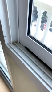 แผ่นปิดช่องว่างหน้าต่าง กันจิ้งจก กันฝุ่น บล็อกลม ซีลหน้าต่าง สำหรับบาน(1 ชุดมี 2 ชิ้น ชิ้นบนและชิ้นล่าง)