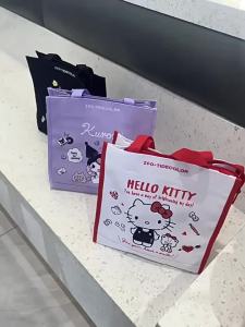 กระเป๋าสะพายไหล่ Sanrio Kuromi ของแท้ 100% กระเป๋าถือ กระเป๋าใส่หนังสือ กระเป๋าผ้าแคนวาส น้ำหนักเบา ของขวัญวันเกิด Pochacco 37005