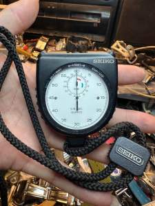 Đồng hồ namđồng hồ quả quýt hiệu SEIKO QUARTZsize 58mmđồng hồ bấm giờ thể thao với 3 nút bấm kim trôi hàng độc lạ đáng để sưu tầm