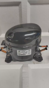 คอมเพรสเซอร์ตู้เย็น/ตู้แช่ DONPER L65CZ1 รุ่นใหม่ ใช้น้ำยา R134a กำลังไฟ 142 วัตต์ ปริมาณความเย็น 170 วัตต์ เหมาะสำหรับตู้เย็น/ตู้แช่ 250-330 ลิตร ทนทาน ประหยัดไฟ ส่งฟรีทั่วไทย รับประกัน 1 เดือน