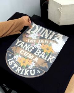 Kaos Kata Pasangan Yg Baik Istriku Bahan Combed 20s Lembut Nyaman Standar Distro