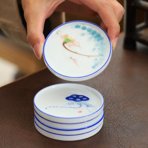 แผ่นรองถ้วยชาเซรามิกเดอฮวา สีขาว ลายเพ้นท์มือ ถาดชาเซรามิกเคลือบสีใต้เคลือบ ป้องกันความร้อน สำหรับพิธีชงชา โดหลิง