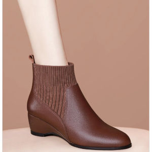 รองเท้าบูทสั้นหนังผู้หญิงฤดูใบไม้ร่วง/ฤดูหนาว ส้นเตี้ย พื้นแบน คอตุ๊กตาขนสัตว์ แฟชั่น รองเท้าบูทผ้าฝ้ายแบบยืดหยุ่น