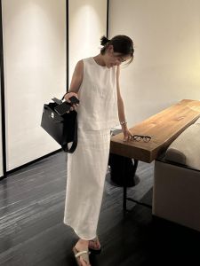 ชุดสองชิ้นหรูหราสำหรับผู้หญิงในฤดูร้อน 2025 ดีเทลคอตั้งแขนกุด เอวสูง กระโปรงยาวปานกลาง ชุดแฟชั่นสตรีทสไตล์ย้อนยุค