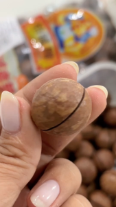 แมคคาเดเมีย อบเนย หอมๆ เม็ดใหญ่ มีตัวแกะให้ในห่อ 1ห่อขนาด480กรัม