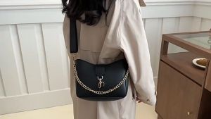 กระเป๋าสะพายผญ สะพายข้างความจุขนาดใหญ่ใหม่ กระเป๋าผู้หญิงหนัง PU ใส่ของได้เยอะ 2024