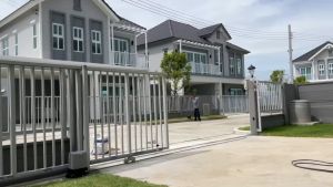 เฟืองสะพาน 1 เมตร บูทเหล็ก 3 อัน Gear rack ความยาว 1 เมตร ความหนา 8 มิล เฟืองเหล็กชุปกัลวาไนซ์ กันสนิม