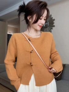 เสื้อสเวตเตอร์แขนยาวสีแดงสำหรับผู้หญิง ฤดูใบไม้ร่วง/ฤดูหนาว 2025 แฟชั่นใหม่ ดีไซน์เก๋ไก๋ คอตั้ง ปกติ ปกติ