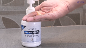 ครีมอาบน้ำ สบู่เหลว แอนตี้ แบคทีเรียล ชาวเวอร์ ครีม กิฟฟารีน ทำความสะอาดผิวกาย | Giffarine Anti-Bacterial Shower Cream