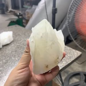 1 viên đá thạch anh trắng tự nhiên dùng làm trang trí decor thanh tẩy ( đá thật chuẩn việt )k95 700g