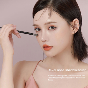 Kuas Bayangan Hidung / Kuas Rias Kontur Bersudut / Kontur Wajah / Kuas Perona Mata / Alat Rias -🌹Tamia