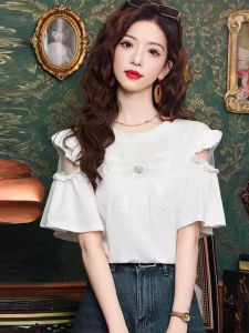 WANGGONGZHU | เสื้อยืดแขนสั้นผู้หญิงฤดูร้อนปี 2025 ดีไซน์ใหม่ ผูกโบว์ผีเสื้อ ขอบลูกไม้ ตัดเย็บแบบฝรั่งเศส เสื้อผ้าทำงานสไตล์เกาหลีหลวมๆ