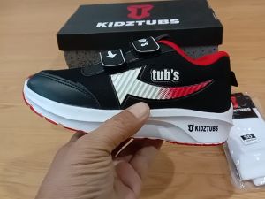 Sepatu Sekolah Anak Laki Laki GRATIS KAOS KAKI Perempuan Cewek Cowok Warna Hitam Tali Perekat Rekat Velcro Kecil Tanggung Umur Usia PAUD TK SD SMP SMA Kelas 1 2 3 4 5 6 7 8 9 0 Tahun-UMMIBUSANA1023212054