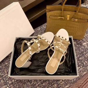 รองเท้าแตะหนังสัตว์แท้สำหรับผู้หญิงในช่วงฤดูร้อน รองเท้าแตะแบบลำลอง รองเท้าส้นสูงแบบหนังแท้สำหรับใส่กลางแจ้ง รองเท้าส้นหนาแบบลำลอง