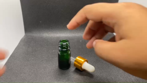 ขวด 5 มล. ( 6 ใบ) แก้วกลม สีเขียว+ฝาทอง+บีบขาว+หลอดแก้ว 09#18