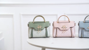 Fashionable Embossed Leather Handbag Womens Shoulder Crossbody Bag Versatile Small Square Bag Casual Leisure