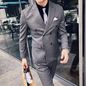 Bộ Vest Nam Hai Mảnh Kẻ Sọc Xám Kiểu Dáng Ôm Sát Dành Cho Đám Cưới/kinh Doanh Gồm Áo Khoác Blazer Và Quần Phong Cách Lịch Sự Nhưng Vẫn Trẻ Trung Thích Hợp Cho Các Buổi Tiệc.