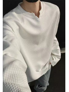 เสื้อยืดแขนยาวคอวีสีขาว CleanFit สำหรับผู้ชาย ฤดูใบไม้ร่วง/ฤดูหนาว เสื้อเชิ้ตชั้นในแบบลำลองสไตล์อเมริกัน ดีไซน์เก๋ไก๋ ทรงหลวม ปกโปโล