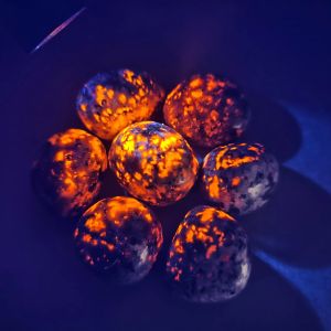 Tự Nhiên Sáng Yooperlites Flamestone UV Phát Sáng Đá Pha Lê FireStone Huỳnh Quang Sodalite Đá Trang Trí Nhà Chủ Đề Tình Yêu