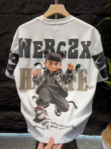 เสื้อยืดแขนสั้นหลวมพิมพ์ลายการ์ตูนเอวนาทีสีขาวสำหรับผู้ชาย ฤดูร้อน 2025 คอกลม แขนสั้น ผ้าฝ้าย ลำลอง