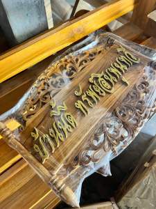 ป้ายไม้สักบ้านนี้ดี อยู่แล้วรวยตัวหนังสือฉลุ ป้ายมงคลหลายแบบ กว้าง35สูง25ซม.