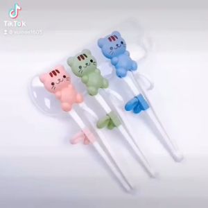 Đũa tập gắp hình gấu có ngón sỏ tay thuận lợi cho bé