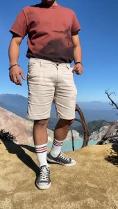 Celana Pendek Warna Putih: Gaya Santai Pria Modern\\n\\n Apa Itu Celana Pendek Warna Putih?\\n\\nCelana pendek warna putih adalah pilihan tepat bagi pria yang mencari gaya santai dan modern. Ada beberapa jenis celana pendek putih yang dapat dipilih, seperti celana pendek pria santai, celana pendek desain modern, dan celana kekinian Korea.\\n\\n Celana Pendek Pria Santai\\n\\nCelana pendek pria santai berwarna putih adalah pilihan yang sempurna untuk penampilan sehari-hari. Desainnya sederhana dan nyaman, membuat Anda merasa bebas bergerak saat beraktivitas.\\n\\n Celana Pendek Desain Modern\\n\\nCelana pendek desain modern berwarna putih menawarkan tampilan yang lebih modis dan stylish. Desain ini biasanya memiliki detail tambahan seperti kantong atau model yang unik.\\n\\n Celana Kekinian Korea\\n\\nCelana kekinian Korea berwarna putih mengikuti tren fashion terbaru dari negara tersebut. Desainnya sering kali minimalis dengan sentuhan modern, membuat Anda tampil trendi.\\n\\n Cara Memilih Celana Pendek Warna Putih yang Tepat\\n\\nMemilih celana pendek warna putih yang tepat membutuhkan pertimbangan tentang acara atau aktivitas apa yang akan Anda lakukan. Berikut adalah beberapa tips:\\n\\n Untuk Acara Sehari-hari\\n\\nUntuk acara sehari-hari, pilih celana pendek pria santai berwarna putih. Desainnya sederhana dan nyaman, cocok untuk berbagai aktivitas sehari-hari.\\n\\n Untuk Aktivitas Outdoor\\n\\nJika Anda berencana melakukan aktivitas outdoor, pilih celana pendek desain modern berwarna putih. Desainnya lebih modis dan stylish, tetapi masih nyaman digunakan saat berolahraga atau berpetualang.\\n\\n Untuk Acara Formal\\n\\nMeskipun jarang, ada kalanya celana pendek warna putih dapat digunakan dalam acara formal. Pilih celana kekinian Korea berwarna putih dengan desain yang lebih formal dan elegan.\\n\\n Cara Memadupadankan Celana Pendek Warna Putih\\n\\nMemadupadankan celana pendek warna putih dapat dilakukan dengan berbagai cara, tergantung pada acara atau aktivitas yang akan Anda lakukan. Berikut adalah beberapa ide:\\n\\n Dengan Atasan Santai\\n\\nUntuk penampilan santai, padukan celana pendek warna putih dengan atasan santai seperti kaos atau kemeja kasual. Ini akan memberikan tampilan yang rileks dan nyaman.\\n\\n Dengan Atasan Formal\\n\\nJika Anda ingin tampil lebih formal, padukan celana pendek warna putih dengan atasan formal seperti kemeja putih atau blazer. Ini akan memberikan tampilan yang lebih elegan dan profesional.\\n\\n Dengan Sepatu\\n\\nUntuk sepatu, pilihlah yang sesuai dengan acara atau aktivitas yang akan Anda lakukan. Untuk penampilan santai, gunakan sneakers atau sandal jepit. Sedangkan untuk penampilan formal, gunakan sepatu formal seperti oxford atau derby.\\n\\n Tips Merawat Celana Pendek Warna Putih\\n\\nMerawat celana pendek warna putih memerlukan perhatian khusus agar tetap tampak cerah dan awet. Berikut adalah beberapa tips:\\n\\n Cara Menyimpan\\n\\nSimpan celana pendek warna putih di tempat yang kering dan terlindungi dari sinar matahari langsung. Jangan melipatnya terlalu ketat agar tidak muncul kerutan.\\n\\n Cara Mencuci\\n\\nCuci celana pendek warna putih secara manual atau dengan mesin cuci dengan suhu air yang rendah. Gunakan deterjen khusus untuk pakaian berwarna putih dan hindari mencampurnya dengan pakaian berwarna lainnya.\\n\\n Cara Menyetrika\\n\\nSetrika celana pendek warna putih dengan suhu rendah agar tidak merusak kain. Jika perlu, gunakan sprei atau lap kertas di antara celana dan setrika untuk menambah perlindungan.\\n\\nDengan memahami cara memilih, memadupadankan, dan merawat celana pendek warna putih, Anda dapat tampil dengan gaya santai dan modern yang selalu up-to-date.\n}