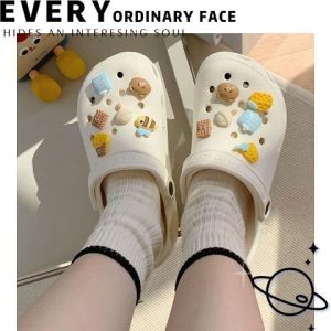 NDDshop กำลังนิยม รองเท้าแตะหัวโตแบบสวม พื้นนิ่มสวมสบาย เบา ดูแลรักษาง่าย สีสวยมินิมอล สวมใส่ง่าย ใส่เที่ยวคือปังมาก ใส่ชิลก็เท่ห์สุดๆ ฟรีตัวติดการ์ตูนหมีน่ารักๆ ของมันต้องมี