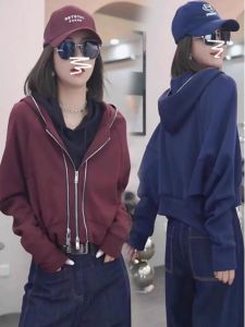 เสื้อสเวตเตอร์มีฮู้ดสีแดงหลวมๆ สไตล์อเมริกัน ฤดูใบไม้ร่วง 2025 เสื้อคลุมคาร์ดิแกนแฟชั่นสำหรับผู้หญิงไซส์ใหญ่