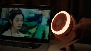 พัดลมชาร์จ พัดลมตั้งโต๊ะพร้อมโคมไฟ มีไฟLEDในตัวด้วย ปรับได้ 3 ระดับสามารถตั้งไว้/คลิป/แขวน หมุน 360°